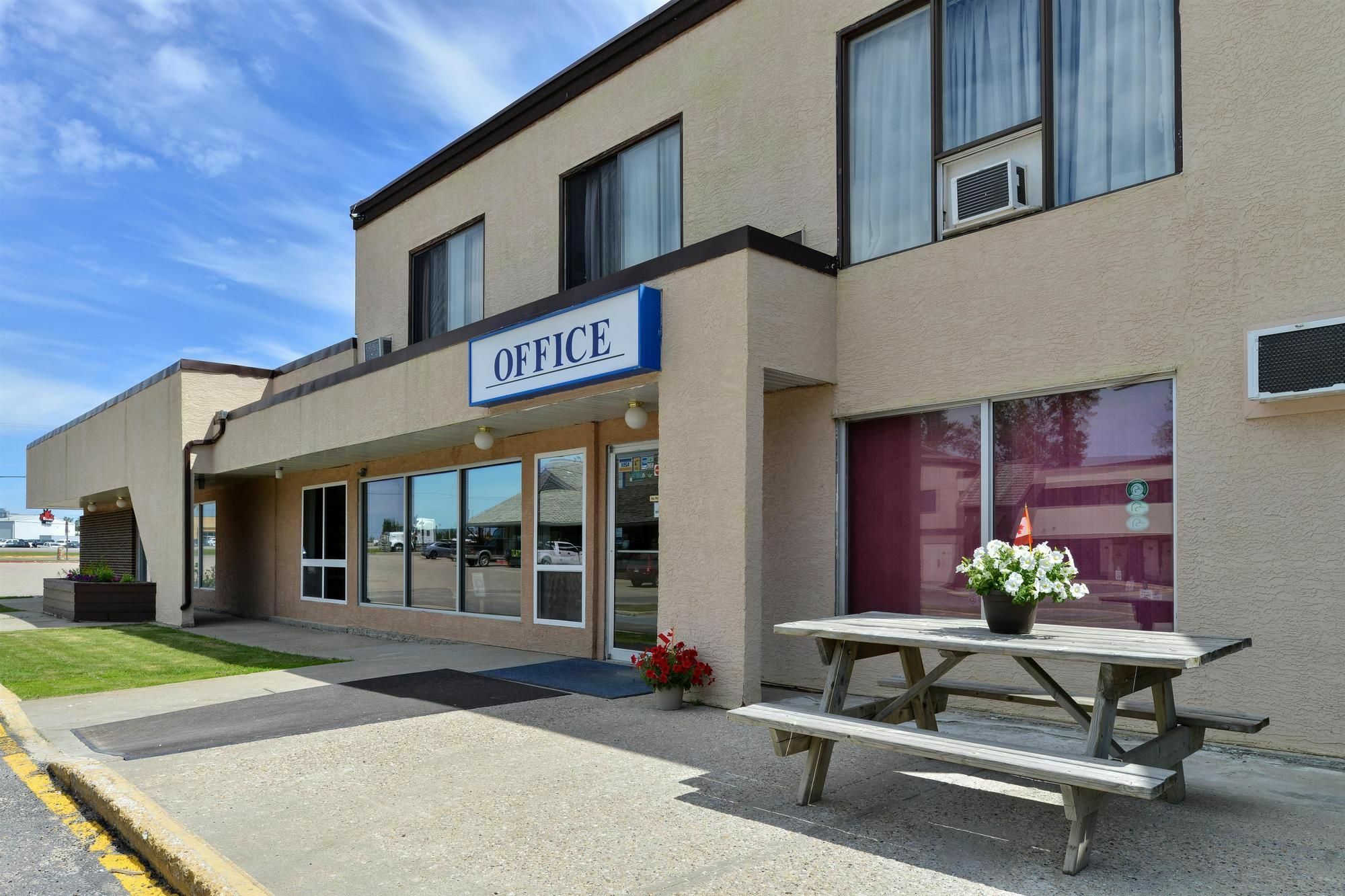 Canadas Best Value Inn Whitecourt Exterior foto